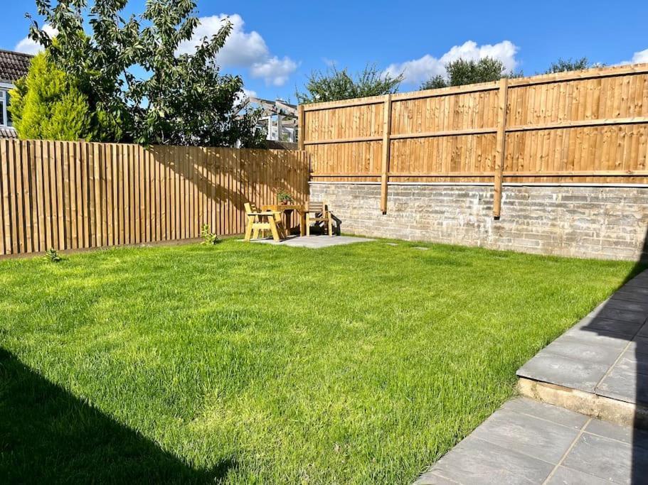 Modern Bungalow In Good Location Aberdulais Exterior foto