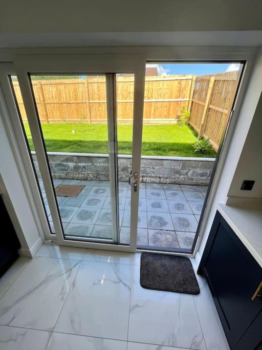 Modern Bungalow In Good Location Aberdulais Exterior foto