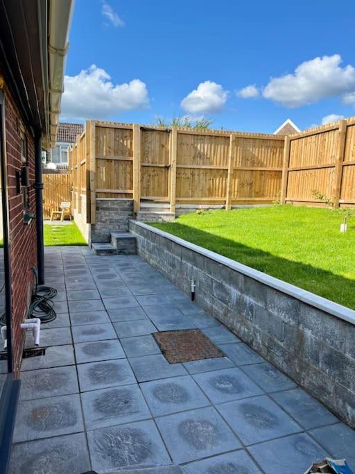 Modern Bungalow In Good Location Aberdulais Exterior foto