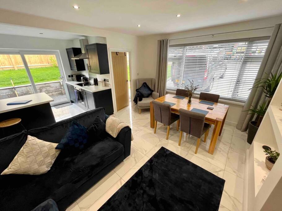 Modern Bungalow In Good Location Aberdulais Exterior foto